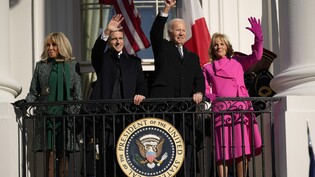 Gruß vom Balkon: Brigitte Macron (v.l.), Emmanuel Macron, Joe Biden und Jill Biden. Foto: Andrew Harnik/AP/dpa