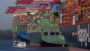 Der deutsche Aussenhandel hat im Oktober die Abkühlung der Weltkonjunktur zu spüren bekommen. Die Exporte sanken gegenüber dem Vormonat um 0,6 Prozent. Die Einfuhren verringerten sich um 3,7 Prozent. (Archivbild)