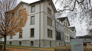 Statt erst in einem Monat, per sofort als kantonales Asylzentrum in Betrieb: das ehemalige Pflegezentrum Linthgebiet in Uznach.