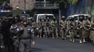 Ein Grossaufgebot von Polizisten und Soldaten haben in El Salvador eine Grossstadt abgeriegelt.