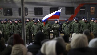 Russische Soldaten, die kürzlich für die Militäroperation in der Ukraine mobilisiert wurden, auf einem Bahnhof in Tjumen. Foto: Uncredited/AP/dpa