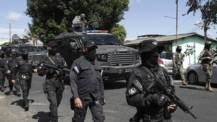 Polizeikräfte treffen in Soyapango ein. Foto: Salvador Melendez/AP/dpa