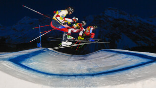 Spektakel: Die Skicrosser wagen sich über die Piste in Arosa.
