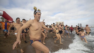 Neujahrsschwimmen am San Sebastian Beach in Barcelona: Spanien hat 2022 das wärmste Jahr seit Beginn der Wetteraufzeichnungen erlebt. Mit fast 15,5 Grad im Jahr 2022 habe die Durchschnittstemperatur erstmals seit Beginn der Aufzeichnungen im Jahr 1916…