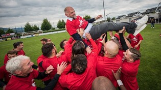 Der grösste Erfolg in seiner über zehnjährigen Tätigkeit im Klub: Am 20. Mai 2017 wird Stefan Flühmann im Grünfeld von seinen Spielern gefeiert, nachdem er als Trainer mit dem FCRJ den Aufstieg in die Challenge League geschafft hat. 