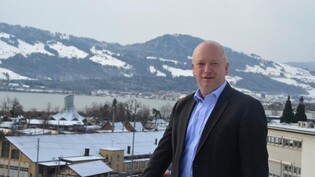 «Die Wirtschaft am Zürichsee muss ohne kantonales Konkurrenzdenken gefördert werden»: Sagt der Impulsort-Geschäftsführer Simon Elsener im Interview.