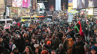Demonstranten versammeln sich nach dem Tod von Tyre Nichols zu einem Protest auf dem Times Square. Foto: Yuki Iwamura/AP/dpa