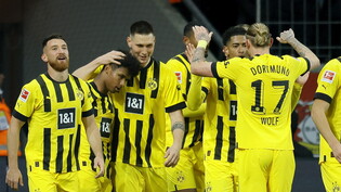 Die Dortmunder freuen sich nach ihrem wichtigen Sieg in Leverkusen