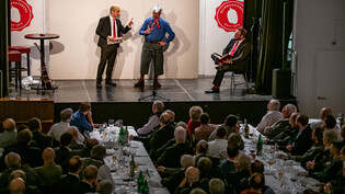 Verschwörungstheorien auf der Bühne: Dajan Roman, Marco Tscholl und David Eichler (von links) in voller Aktion am Beinwurstabend des Männerchors Chur. 