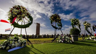 Blumenkränze wurden während einer Gedenkfeier im Watersnoodmuseum aufgestellt. Foto: MARCO DE SWART/ANP/dpa