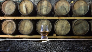 Pläne der schottischen Regionalregierung für ein weitreichendes Alkohol-Werbeverbot bedrohen nach Ansicht von Unternehmen die Tourismus- sowie die Whisky-Industrie. (Archivbild)