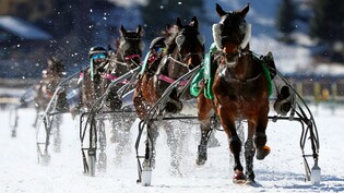 Action pur: Bei strahlendem Sonnenschein begeistern die Vollblutpferde und ihre Jockeys die Gäste auf dem gefrorenen St. Moritzersee ein letztes Mal.  
