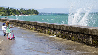Bei starker Bise schwappt das Wasser am Genfersee über die Schutzmauern hinweg. (Archivbild)