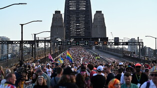 Auch ein Marsch über die berühmte Harbour Bridge in Nähe des Opernhauses der australischen Ostküstenmetropole war am Sonntagvormittag (Ortszeit) Teil des bedeutendsten Grossevents des Jahres für die weltweite LGBTQIA+-Gemeinde.