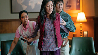 Schauspielende mit Oscar-Chancen: Stephanie Hsu, Michelle Yeoh und Ke Huy Quan (von links) wirken im Film «Everything Everywhere All At Once» mit.