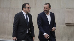 Ist von einer Korruption-Anzeige der Staatsanwaltschaft in Spanien betroffen: Der frühere FC-Barcelona-Präsident Sandro Rosell (Rechts). (Archivbild)