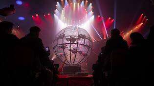 Die Globe-of-Speed-Motorradfahrer stellten bei der Premiere der Circus Knie-Tournee 2023 einen Weltrekord auf.