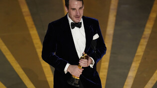 Kameramann James Friend nimmt bei der Oscar-Verleihung im Dolby Theatre den Preis für die beste Kameraführung für «Im Westen nichts Neues» entgegen. Foto: Chris Pizzello/Invision/AP