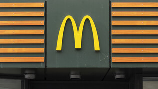 McDonald's Schweiz hat im vergangenen Jahr sechs neue Filialen eröffnet und drei geschlossen. Damit stieg die Zahl der Restaurants hierzulande auf 175. (Symbolbild)