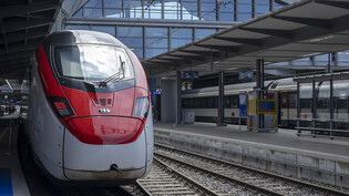 Zwischen Basel SBB und Olten ist es am Freitagmorgen aufgrund technischer Störungen zu Einschränkungen im Bahnverkehr gekommen. Zahlreiche Zugverbindungen waren betroffen, die Störung dauert laut SBB voraussichtlich bis 12 Uhr. (Archivbild)