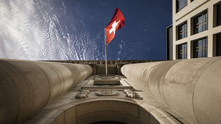 Wilde Gerüchte rund eine mögliche Übernahme der Credit Suisse. Im Bild die Filiale in Luzern. (Archivbild)