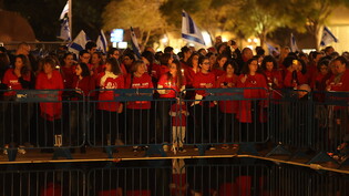 Israelische Frauen halten im Rahmen des wöchentlichen Protests gegen die Regierung Kerzen, um gegen die Gewalt gegen Frauen zu protestieren. Foto: Ilia Yefimovich/dpa