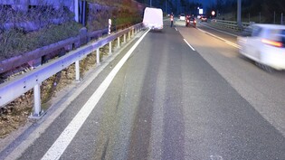 Verkehrsunfall in Mühlehorn: Anhänger löst sich vom Auto und kollidiert mit Leitplanke.