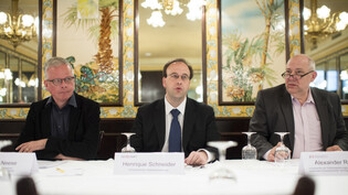 Henrique Schneider (Mitte des Bildes) sprach an einer Medienkonferenz 2016 für den Gewerbeverband. Nun ist er mit Plagiats- und Täuschungsvorwürfen konfrontiert. (Archivbild)