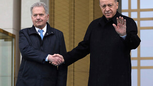 Der türkische Präsident Recep Tayyip Erdogan (r.) und sein Amtskollege Sauli Niinistö aus Finnland. Foto: Burhan Ozbilici/AP/dpa