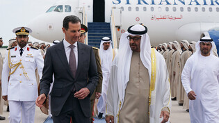 HANDOUT - VAE-Präsident Muhammad bin Zayid Al Nahyan (r.) beim Empfang von Syriens Präsidenten Baschar al-Assad. Foto: SANA/dpa - Nutzung nur nach vertraglicher Vereinbarung