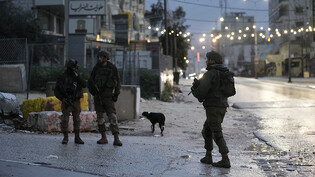 dpatopbilder - Israelische Sicherheitskräfte arbeiten am Tatort, an dem nach offiziellen Angaben ein palästinensischer Bewaffneter das Feuer auf ein israelisches Fahrzeug eröffnete. Foto: Majdi Mohammed/AP/dpa