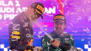 Fernando Alonso, der hier dem zweitplatzierten Max Verstappen Champagner ins Gesicht spritzt, darf seinen dritten Platz doch behalten
