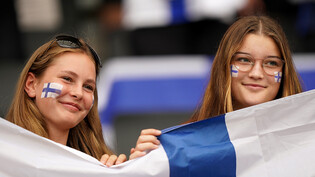 ARCHIV - Zwei Finnland-Fans lächeln vor dem Spiel gegen Dänemark bei der Fußball-Europameisterschaft der Frauen in England. Foto: Tim Goode/PA Wire/dpa