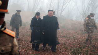 HANDOUT - Kim Jong Un, Machthaber von Nordkorea, mit seiner Tochter bei einer taktischen Militärübung an einem nicht genannten Ort. Die Aufnahme wurde von der staatlichen nordkoreanischen Nachrichtenagentur KCNA zur Verfügung gestellt. Sein Inhalt kann…