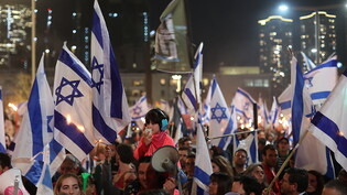 Israelische Demonstranten protestieren gegen die umstrittene Justizreform der Netanjahu-Regierung. Foto: Ilia Yefimovich/dpa