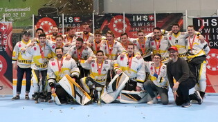 In Feierlaune: Das Team des IHCSF Linth hat den Cup-Titel im Inlinehockey erfolgreich verteidigt.