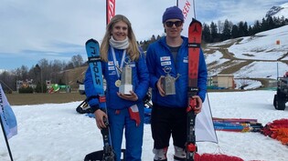 Kombinationssieger: Lara Bianchi (links) und Lauro Caluori gewinnen in Obersaxen die Goldmedaille.