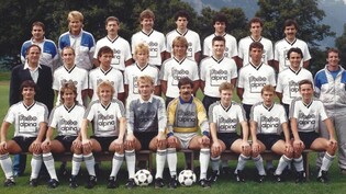 Erfolgreich: Die Aufstiegsmannschaft in die Nationalliga B des FC Glarus im Jahr 1988.