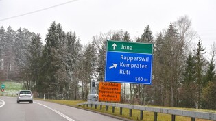 Ein alter Bekannter: Die Polizei stationiert an der A15 – 500 Meter vor der Ausfahrt Rapperswil – regelmässig einen semistationären Blitzer. 