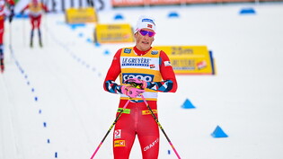 So sah es in dieser Saison oft auf: Johannes Hösflot Klaebo entledigt sich im Ziel der Stöcke, während die Konkurrenz um Platz 2 spurtet.