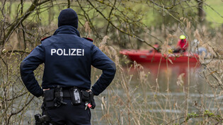 Einsatzkräfte der Kantonspolizei Zürich bei der Spurensuche mit Boot und Taucher in Dietikon ZH, nachdem in der Nacht auf Sonntag eine Frau tot auf der Strasse aufgefunden wurde.