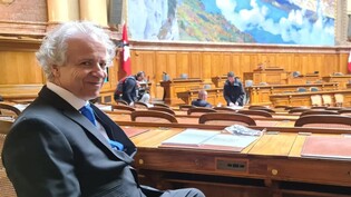 Freudiger und ehrfürchtiger Moment im Nationalratssaal: Werner Ruch aus Gommiswald nimmt an der ersten Behindertensession in Bern teil. Bild zVg