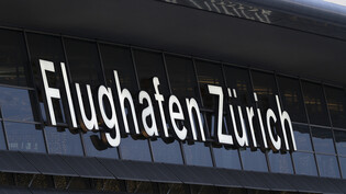 Ein mutmasslicher Betrüger konnte am Flughafen Zürich gefasst werden. (Archivbild)