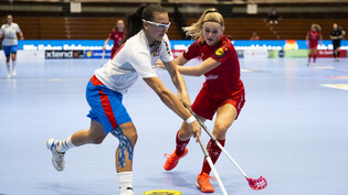 Tschechische Nationalspielerin: Vendula Berankova (links) setzt sich gegen Leonie Wieland durch und spielt in der kommenden Saison für Piranha Chur.
