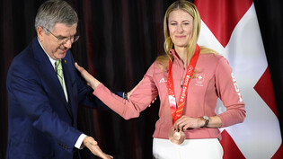 IOC-Präsident Thomas Bach überreichte Fanny Smith 14 Monate nach den Spielen in Peking die Bronzemedaille