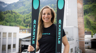 Skimarke Kästle: Jasmine Flury präsentiert mit Freude ihr neues Material.