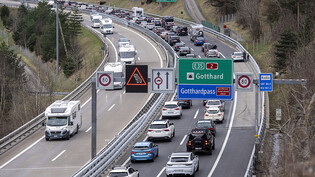 Am Morgen des Auffahrtstags mussten sich Autofahrende vor dem Gotthard-Strassentunnel der A2 die Fahrt in den Süden mit einer Wartezeit von über einer Stunde "verdienen". (Archivbild)