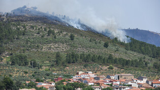 Blick vom Ort Torrecilla de los Angeles auf den Brand von Hurdes und Gata. In der spanischen Region Extremadura ist ein größerer Waldbrand außer Kontrolle geraten. Rund 700 Menschen aus drei Dörfern der Gemeinde Las Hurdes in der Provinz Caceres mussten…