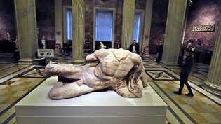In Museen auf der ganzen Welt verstreut befinden sich unzählige geraubte Kunstwerke und Antiquitäten aus Griechenland. Die Regierung in Athen kämpft unter anderem für die Rückgabe der Elgin Marbles, einem grossen Relief aus Marmor, im Britischen Museum…