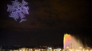 Drohnen zeichnen das Bild einer Schneeflocke an den Genfer Nachthimmel am Volksfest "Feu ô Lac".